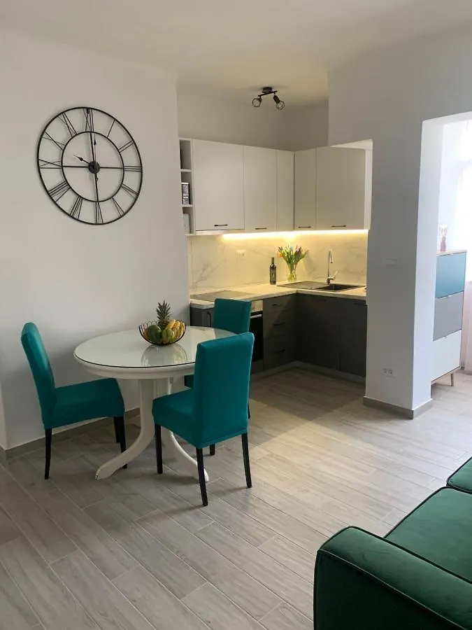 Blue Moon Split Apartment