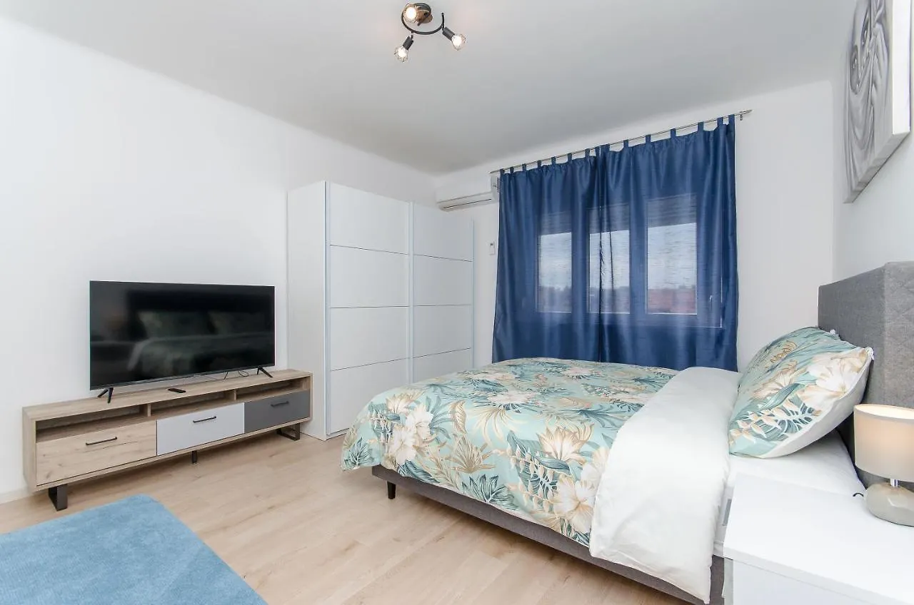 Blue Moon Split Apartment