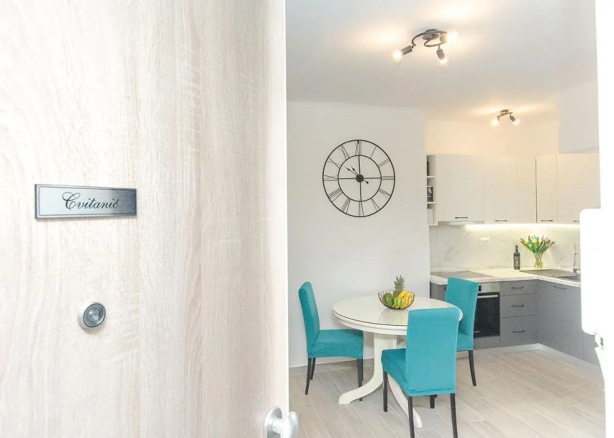 Blue Moon Split Apartment