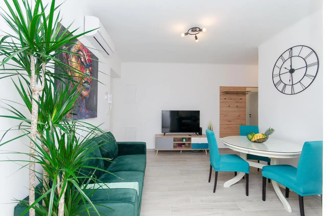 Blue Moon Split Apartment