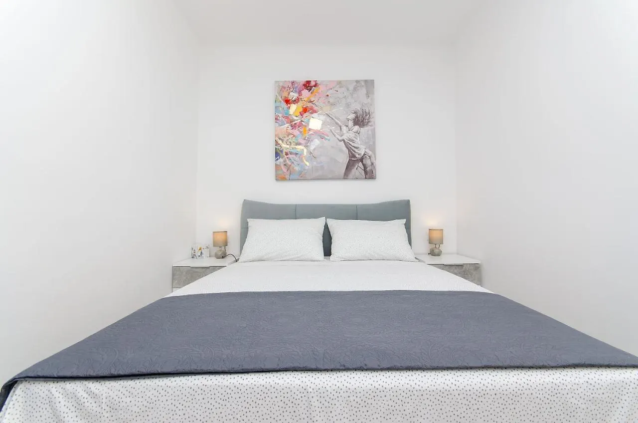 Blue Moon Split Apartment